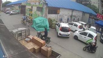 警察抓人妻子吃瓜,妻子竟成吃瓜群众？一幕引发网友热议